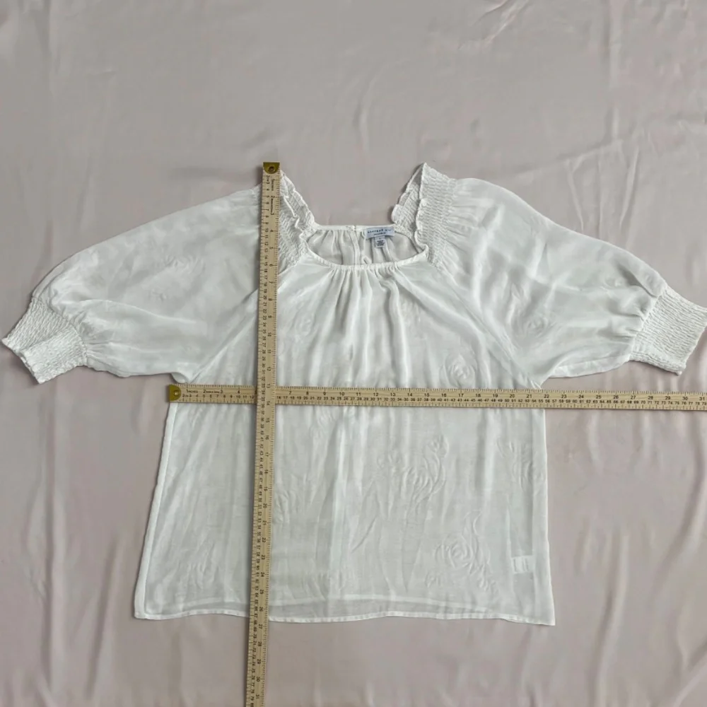 Anthropologie Current Air White Rose Pattern Puff Sleeve Blouse.‎ Size L.